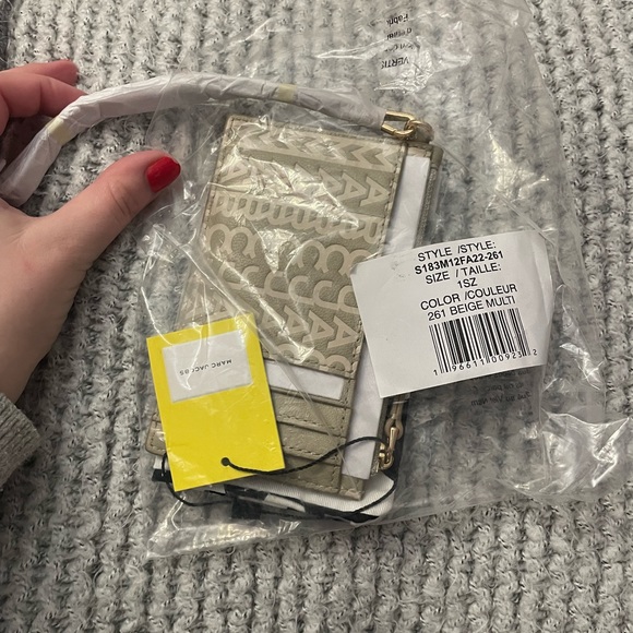 BRAND NEW MARC JACOBS MONOGRAM LEATHER WRISTLET. - Picture 8 of 9